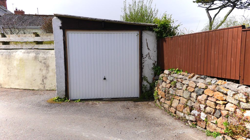 Property photo 3 of 24 Garage