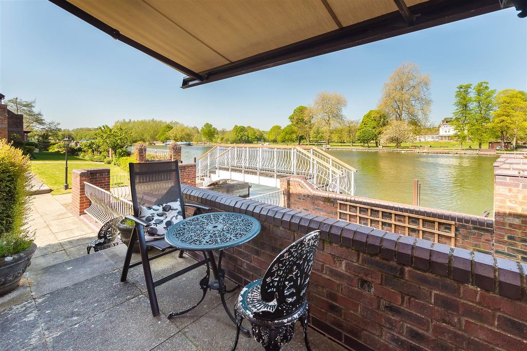 Property photo 3 of 13 32 Rivermead Court8.Jpg