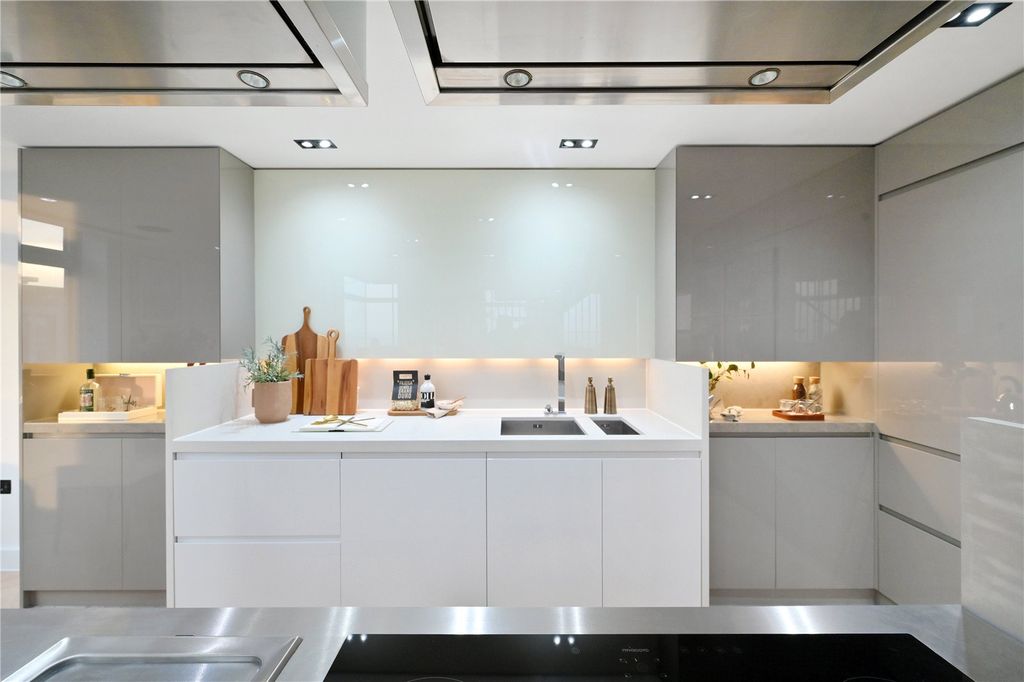 Property photo 2 of 28 Kitchen