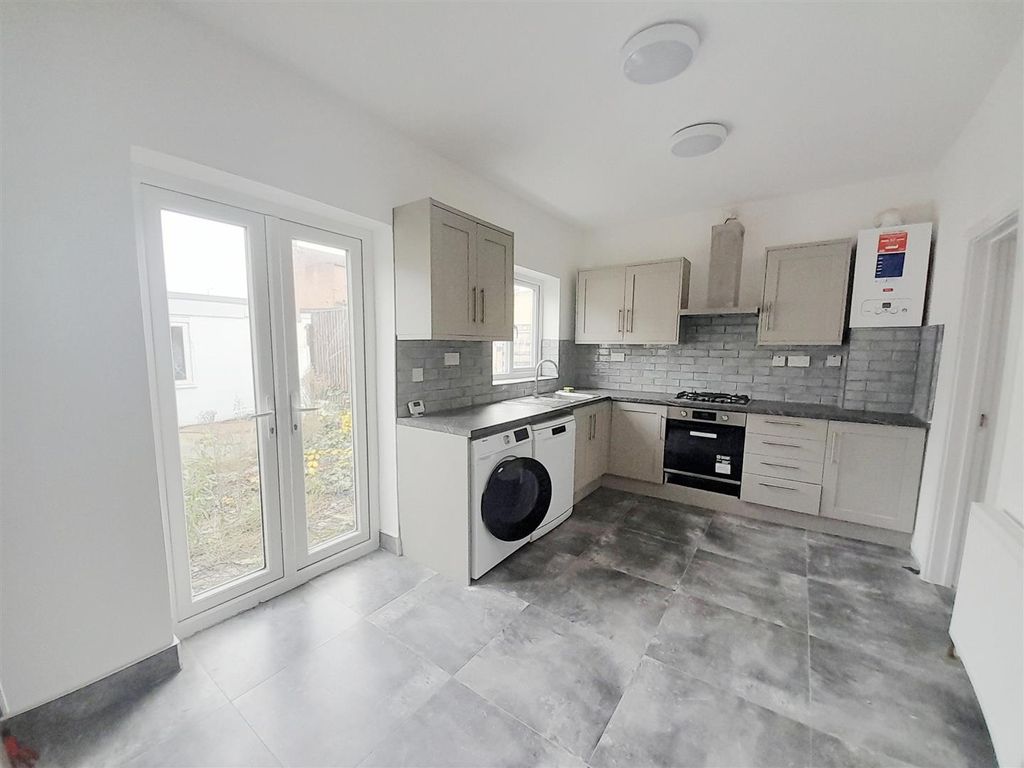 Property photo 3 of 14 4