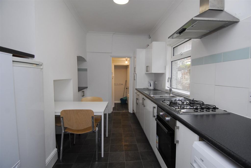 Property photo 3 of 5 14Abingdonrd003.Jpg