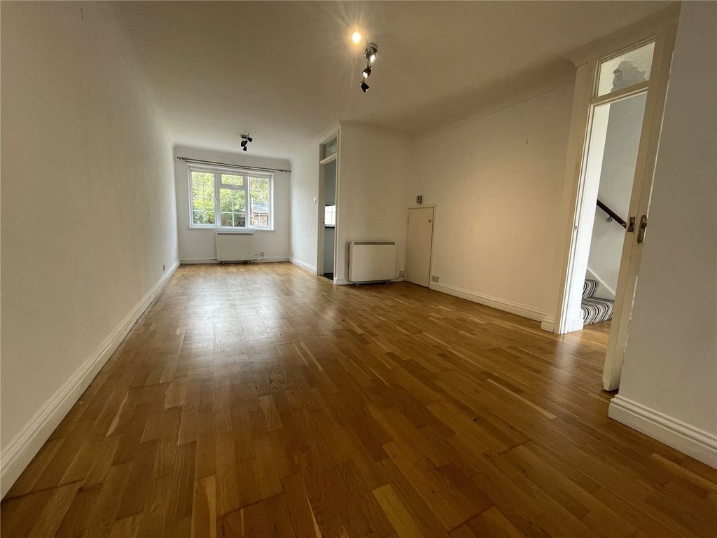 Property photo 2 of 8 Through Lounge