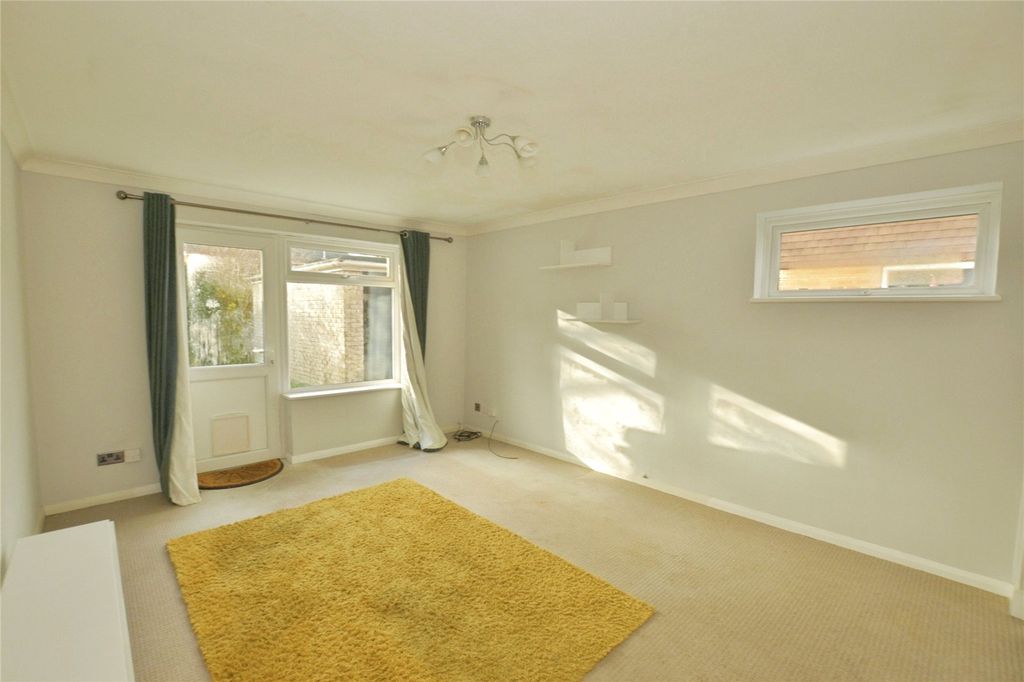 Property photo 3 of 12 Lounge