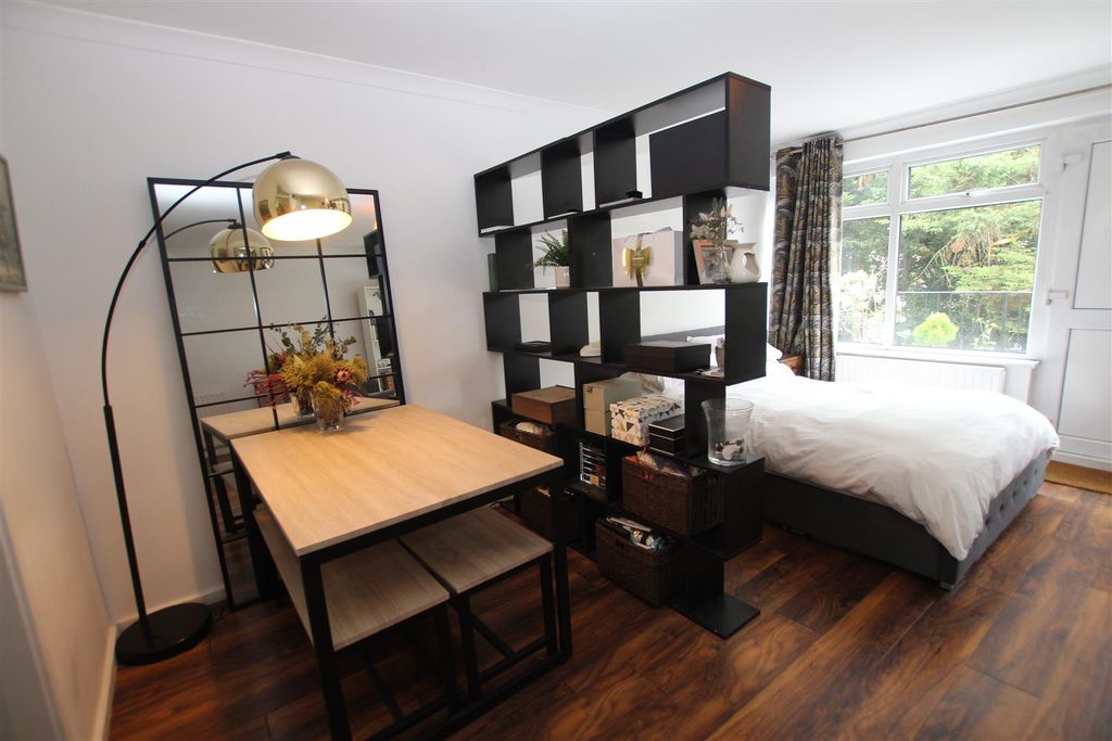 Property photo 3 of 9 Dining Area