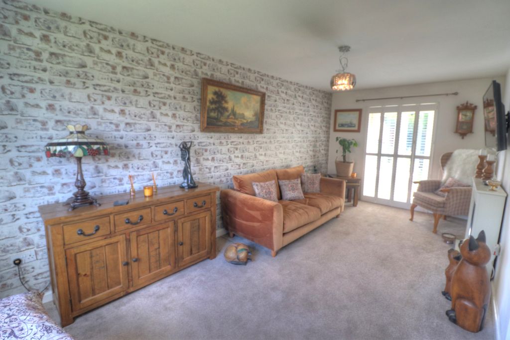 Property photo 3 of 20 Lounge