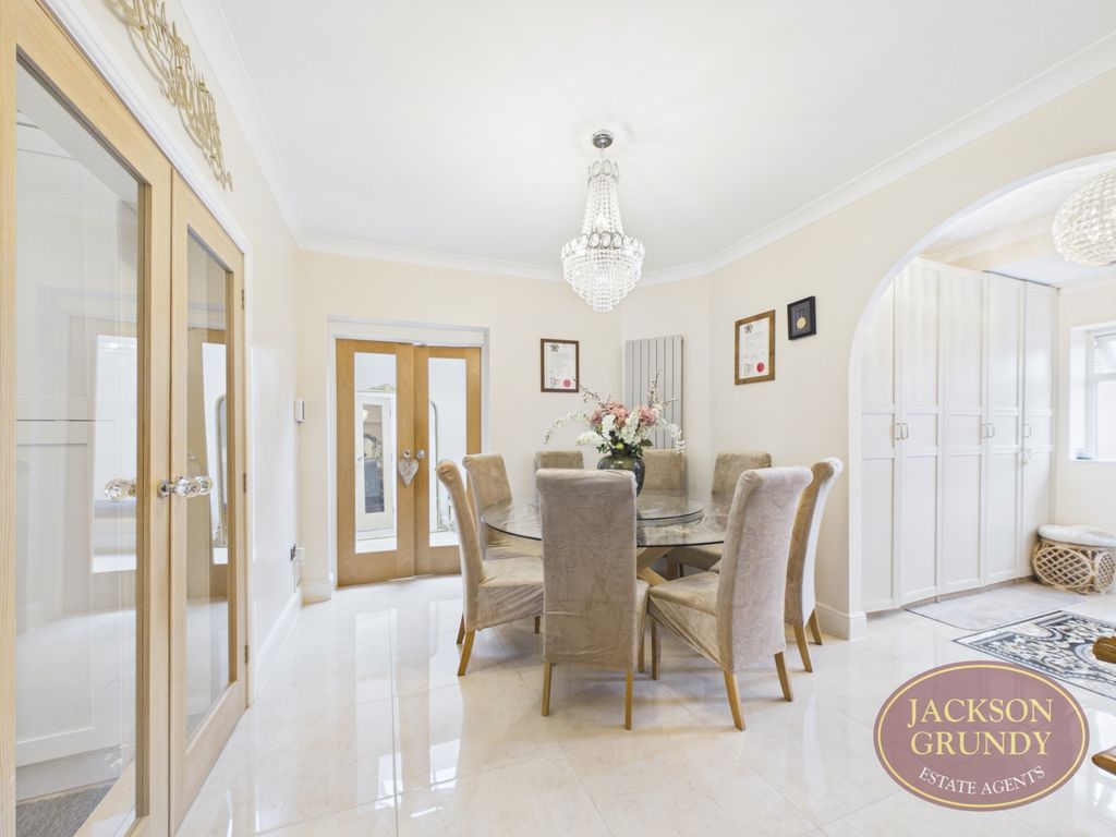 Property photo 3 of 25 Parklands Avenue