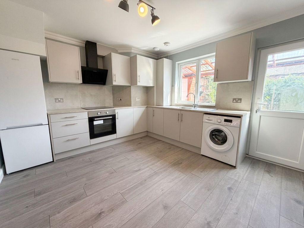 Property photo 3 of 9 Kitchen