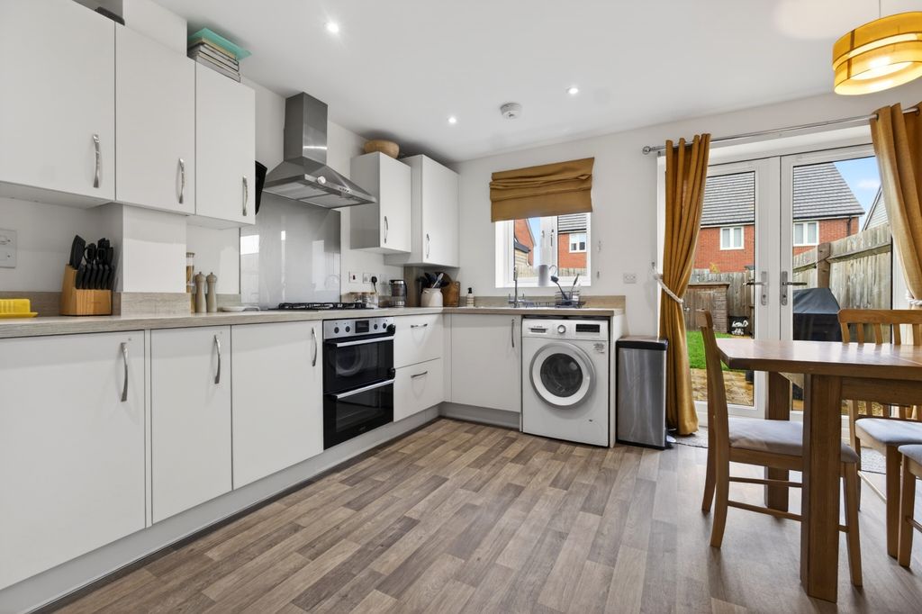 Property photo 3 of 11 Kitchen Dining Room
