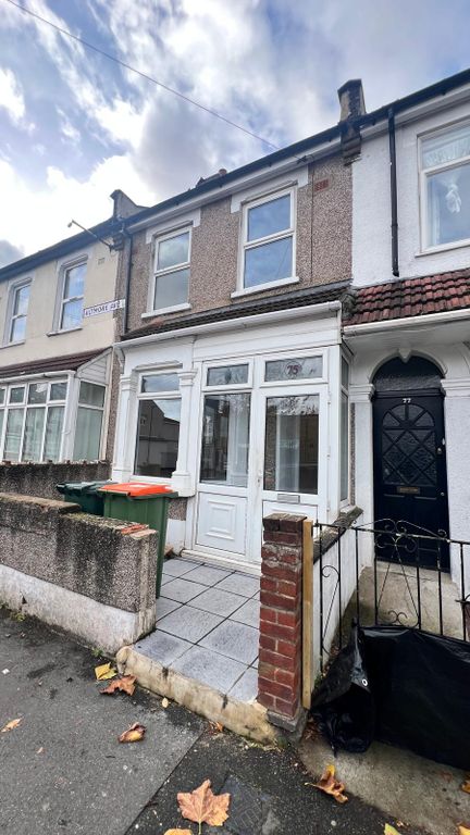 Property photo 1 of 8 3 Bed Terraced House To Rent Altmore Avenue, London E6