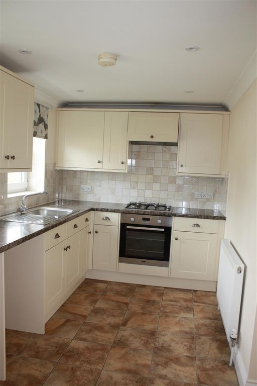 Property photo 3 of 10 Kitchen
