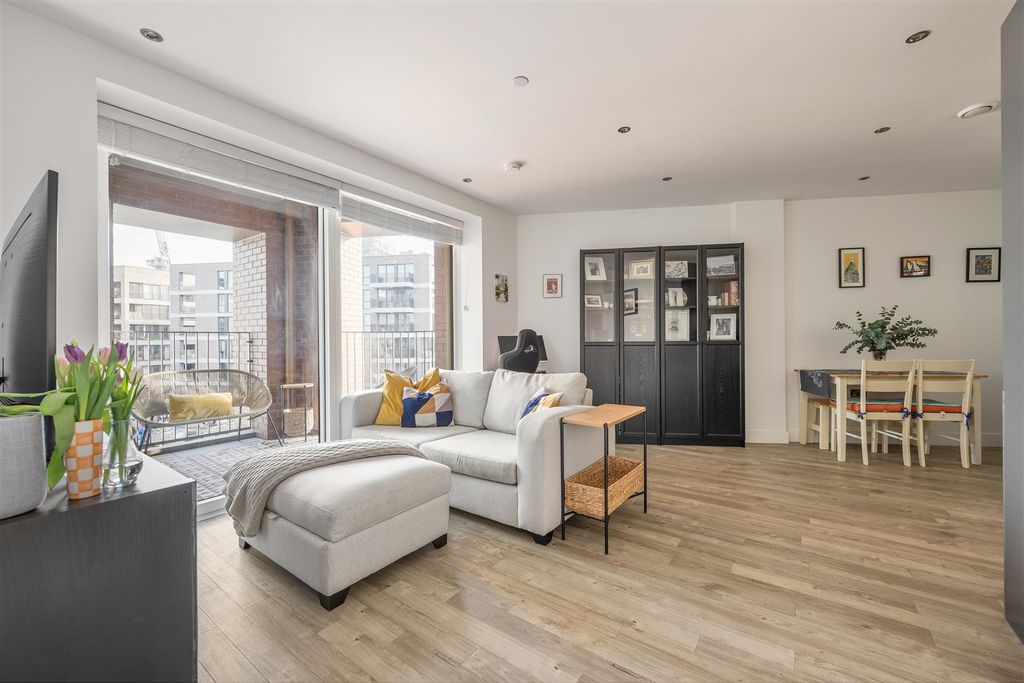 Property photo 1 of 25 Wansbeck Road, E3