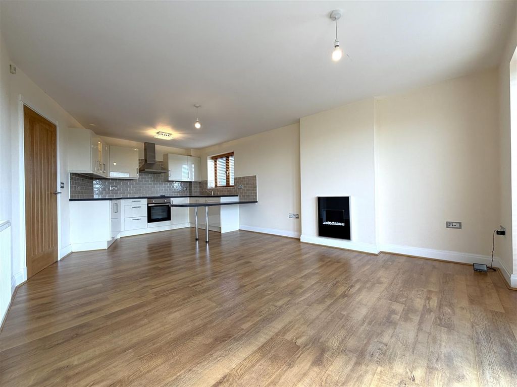 Property photo 2 of 15 Wonderful Open-Plan Living Space 946