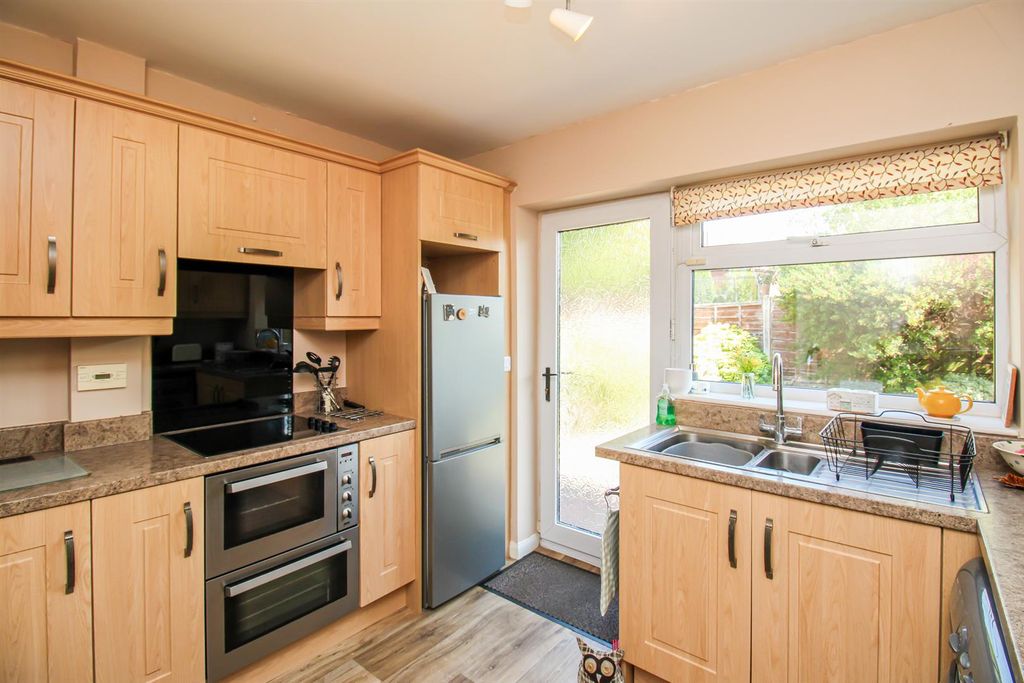Property photo 1 of 11 Kitchen