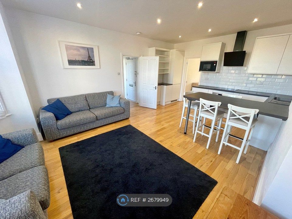 Property photo 1 of 16 Living Room / Kitchen