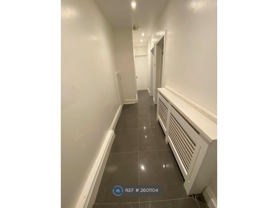 Property photo 3 of 11 Hallway