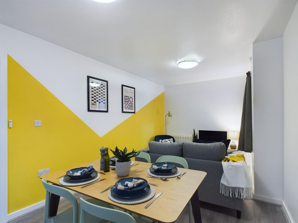 Property photo 2 of 22 Bright, Modern Open-Plan Living Area With A Stylis...