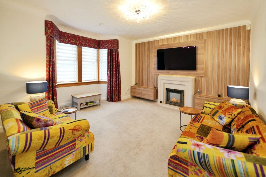 Property photo 3 of 18 Lounge