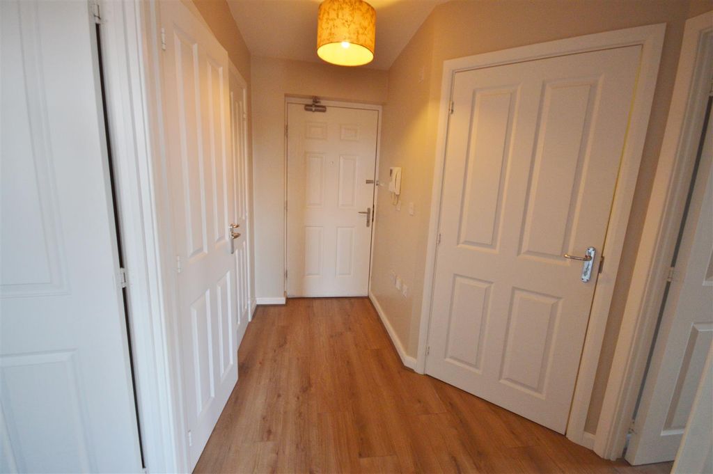 Property photo 2 of 10 Entrance Hall