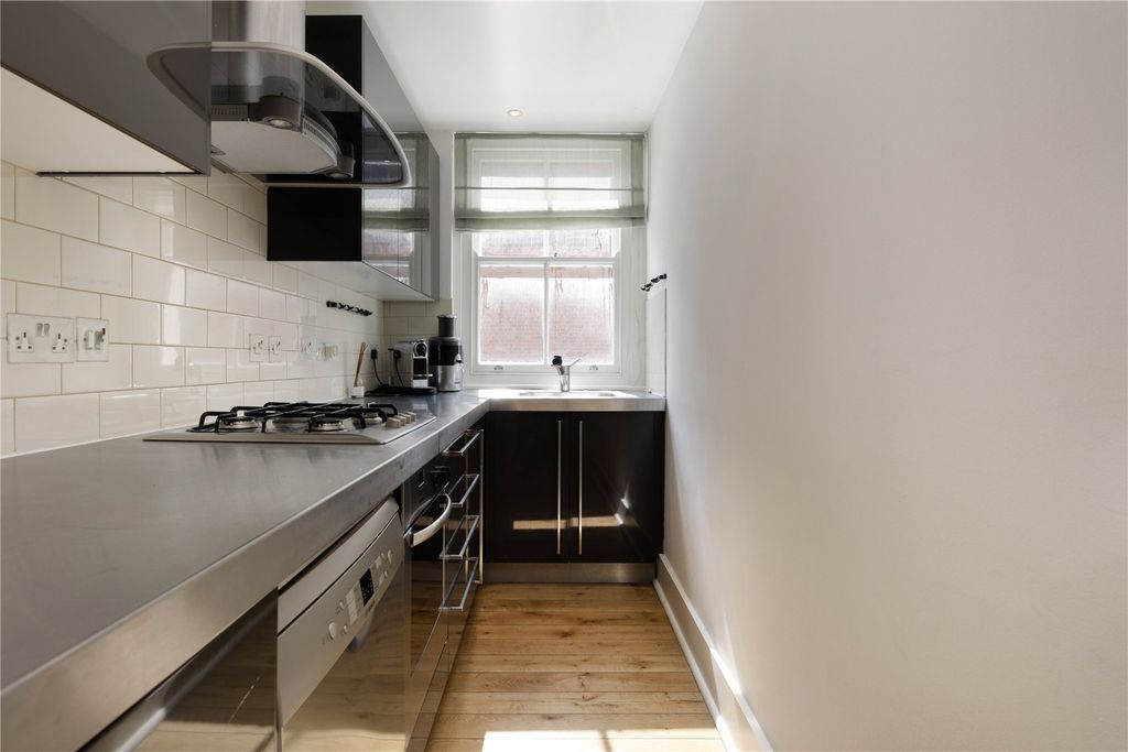 Property photo 3 of 10 Kitchen