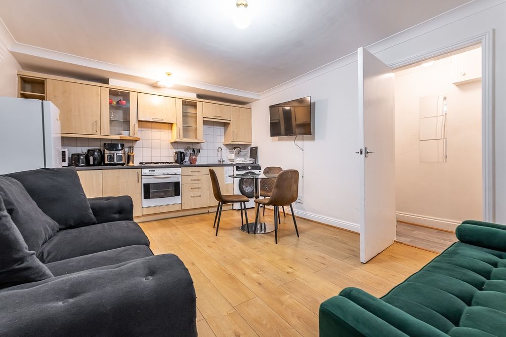 Property photo 2 of 13 Melcombe-Street-02