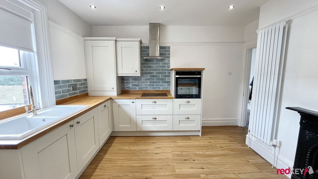 Property photo 3 of 8 Kitchen