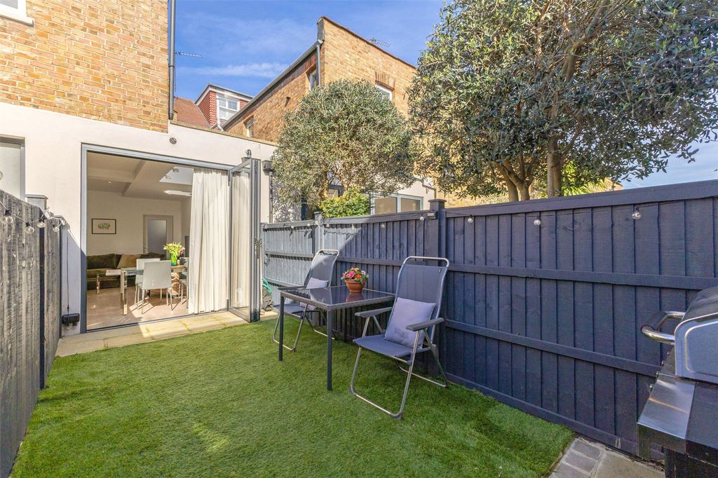 Property photo 2 of 25 Picture No. 29