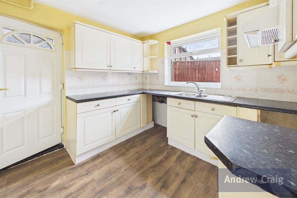 Property photo 3 of 8 Kitchen