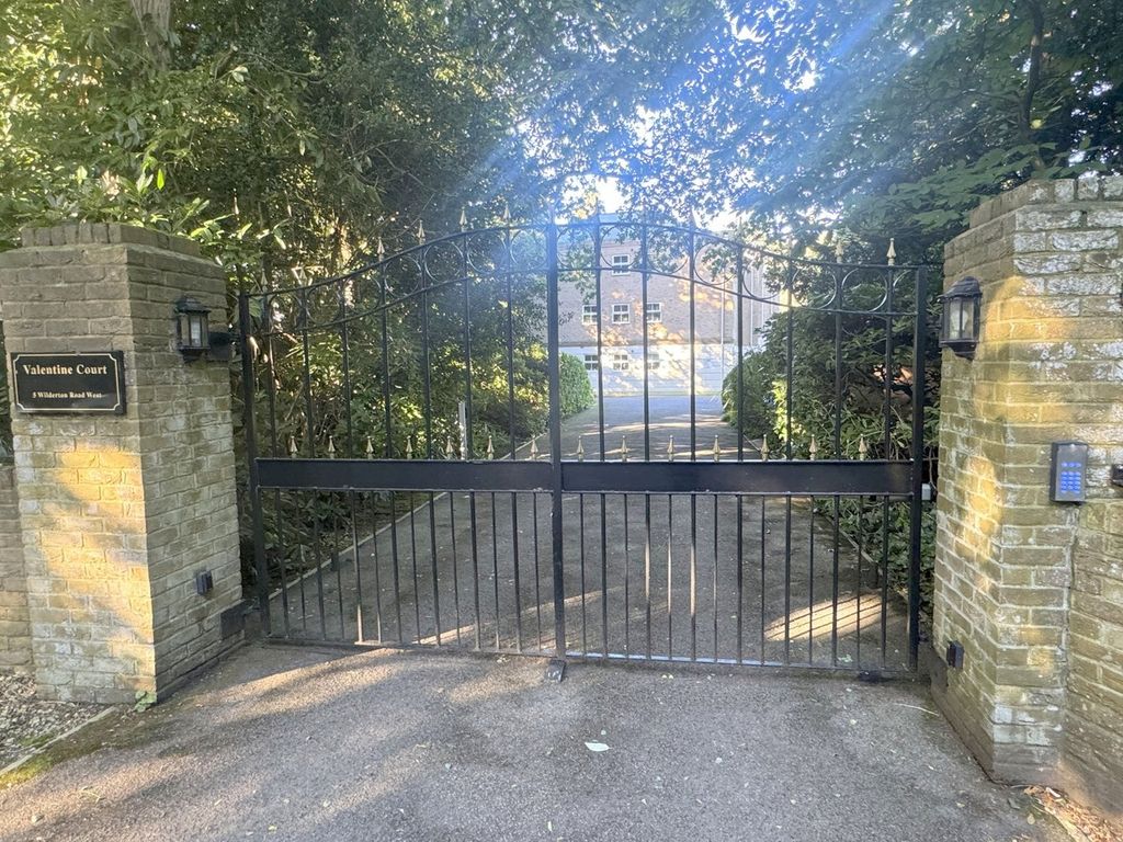 Property photo 2 of 32