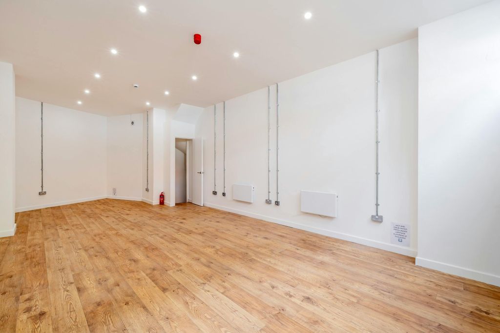 Property photo 3 of 8 29 Theobalds Road Internal 2 (Copy).Jpg
