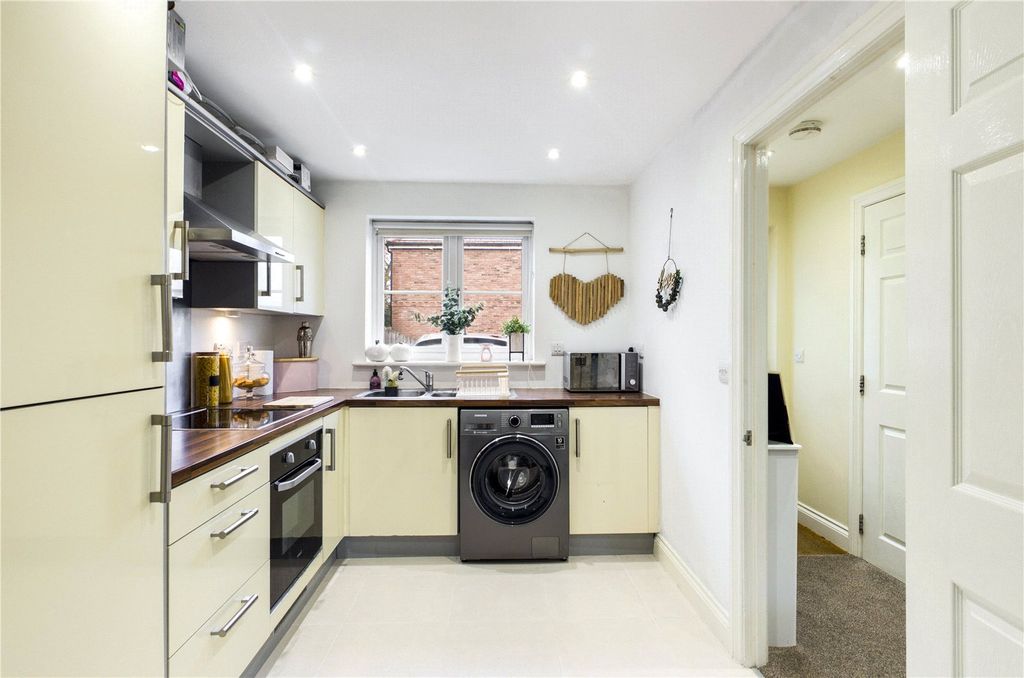 Property photo 3 of 11 Kitchen