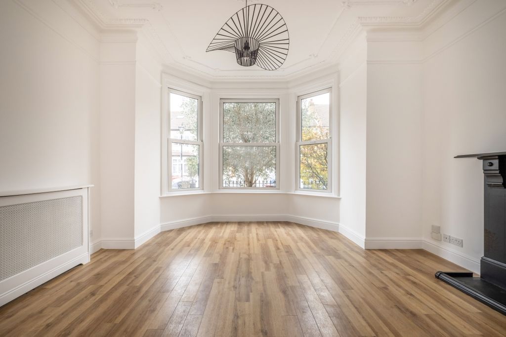 Property photo 3 of 17 10-Cresswell-Road-02