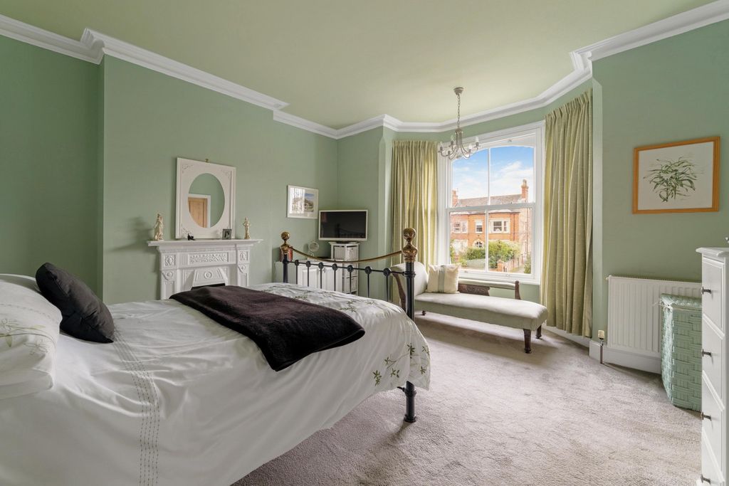 Property photo 3 of 33