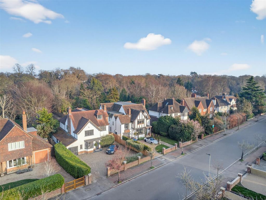 Property photo 2 of 32