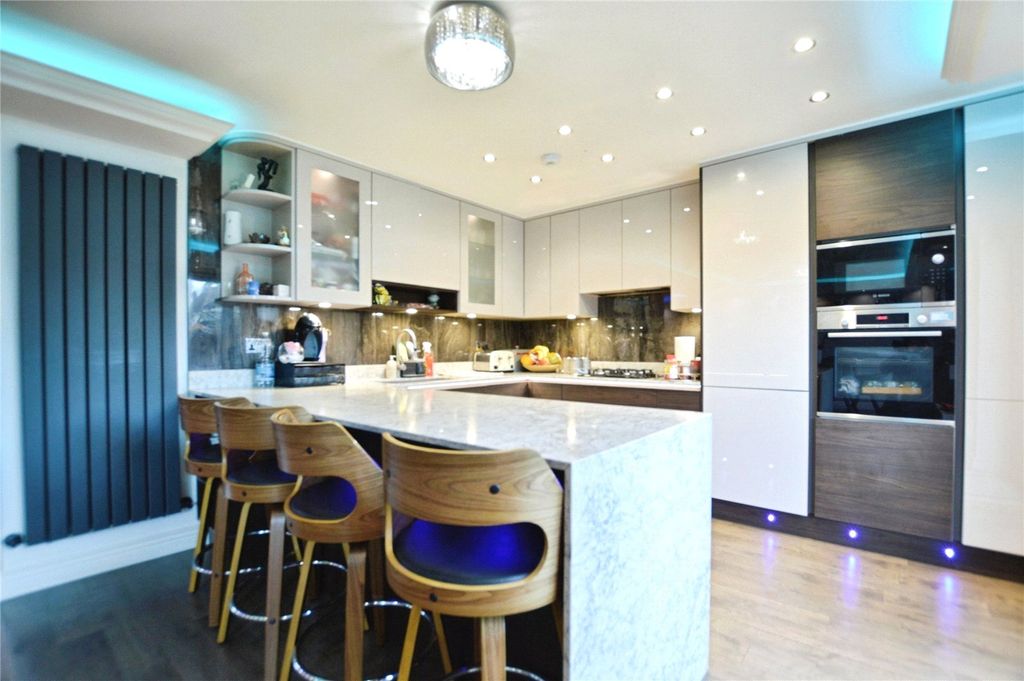 Property photo 3 of 17 Kitchen