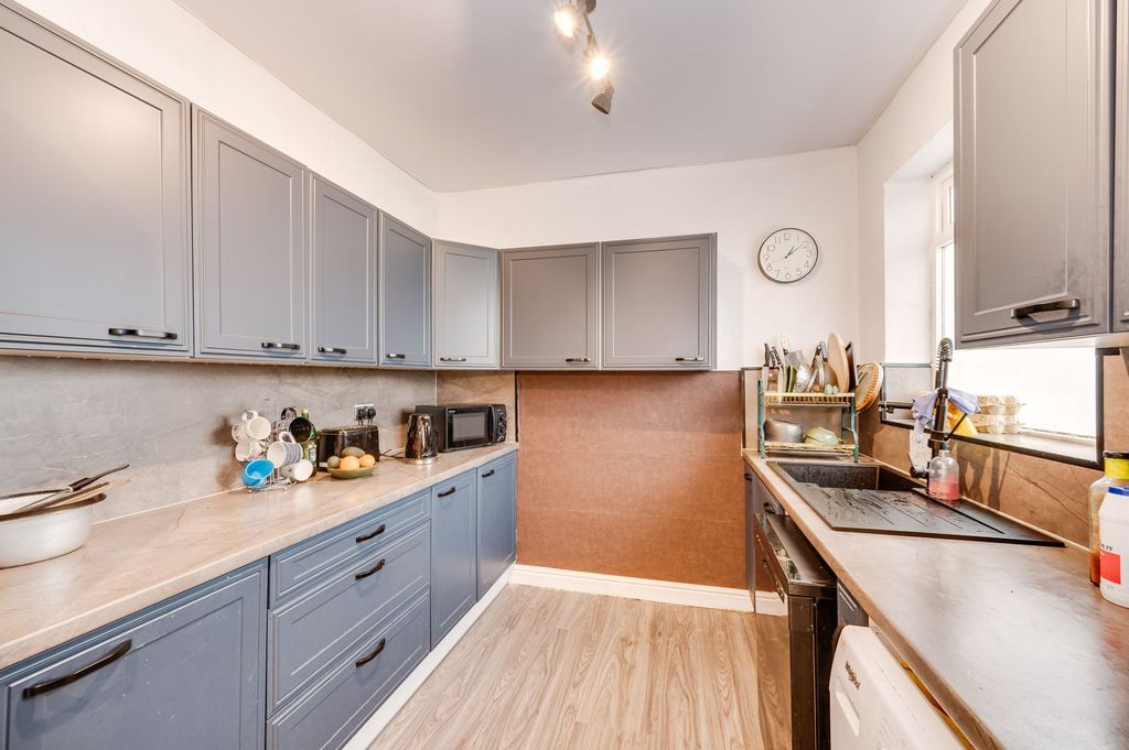 Property photo 2 of 25