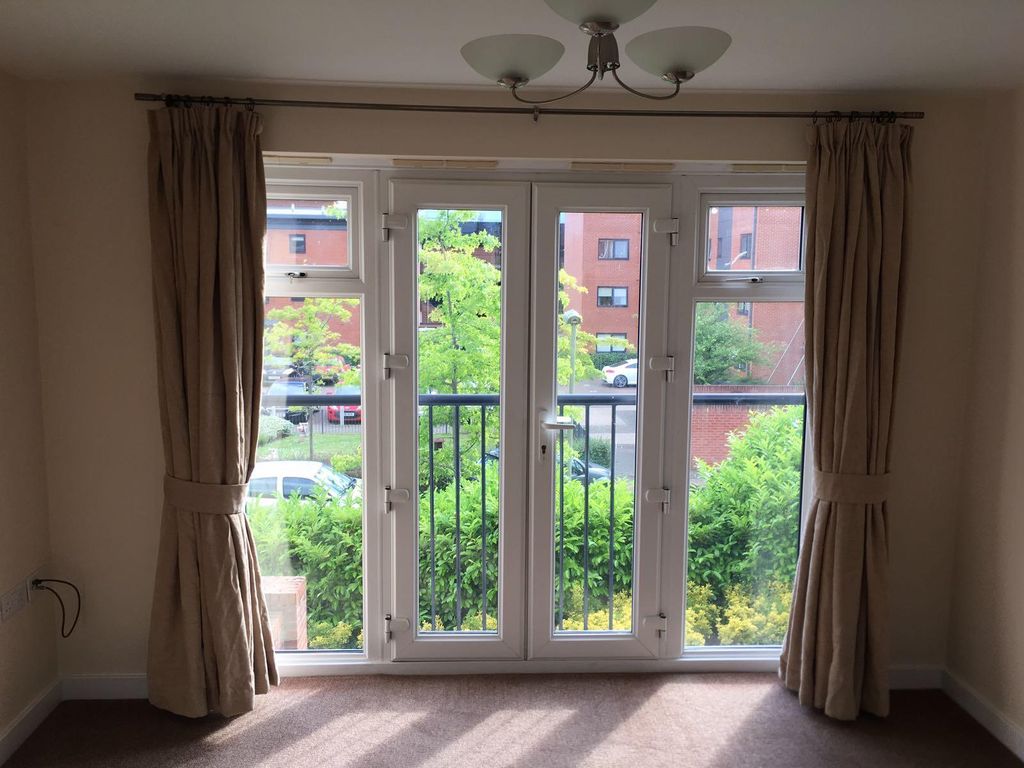 Property photo 1 of 13 Two Bedroom Two Baths First Floor Flat In Banbury Oxfordshire