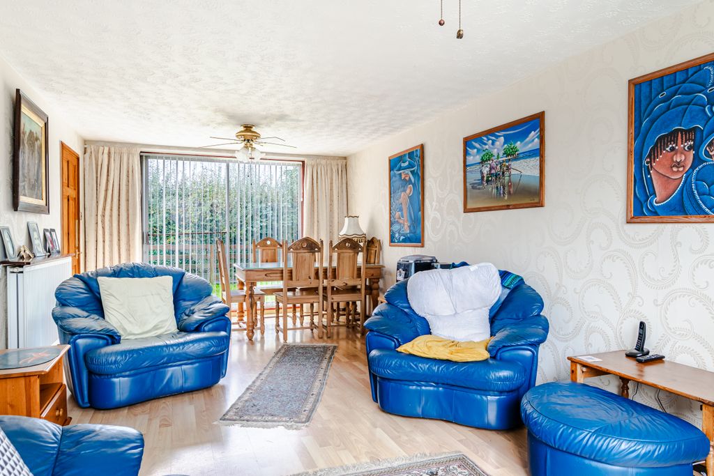 Property photo 2 of 20 Lounge1