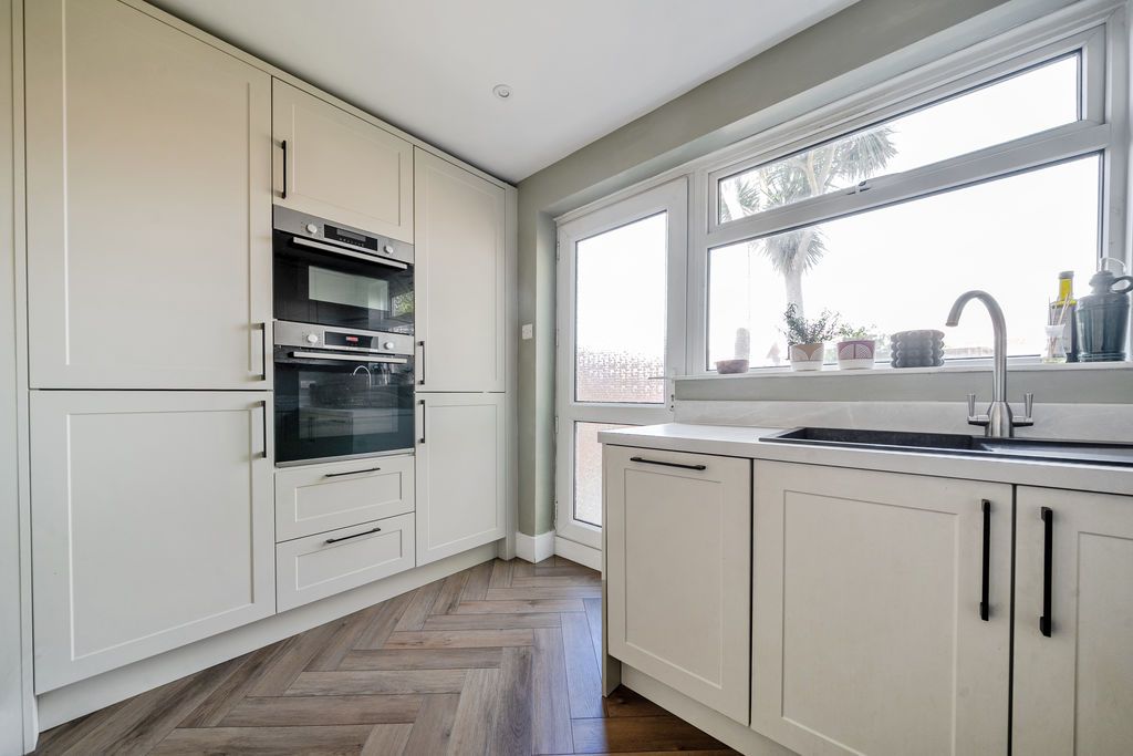 Property photo 2 of 15 Kitchen