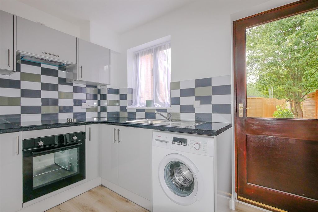 Property photo 3 of 10 Kitchen