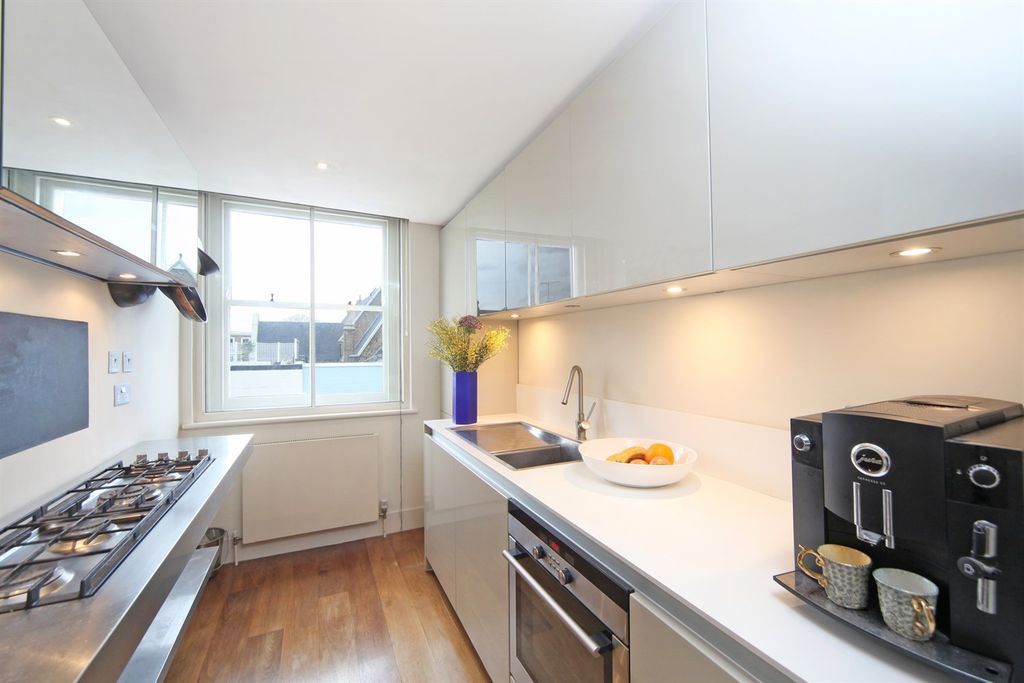Property photo 3 of 6 Kitchen