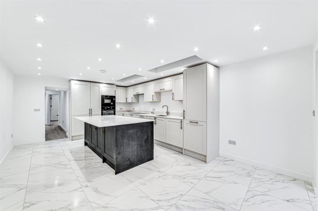 Property photo 3 of 14 Kitchen