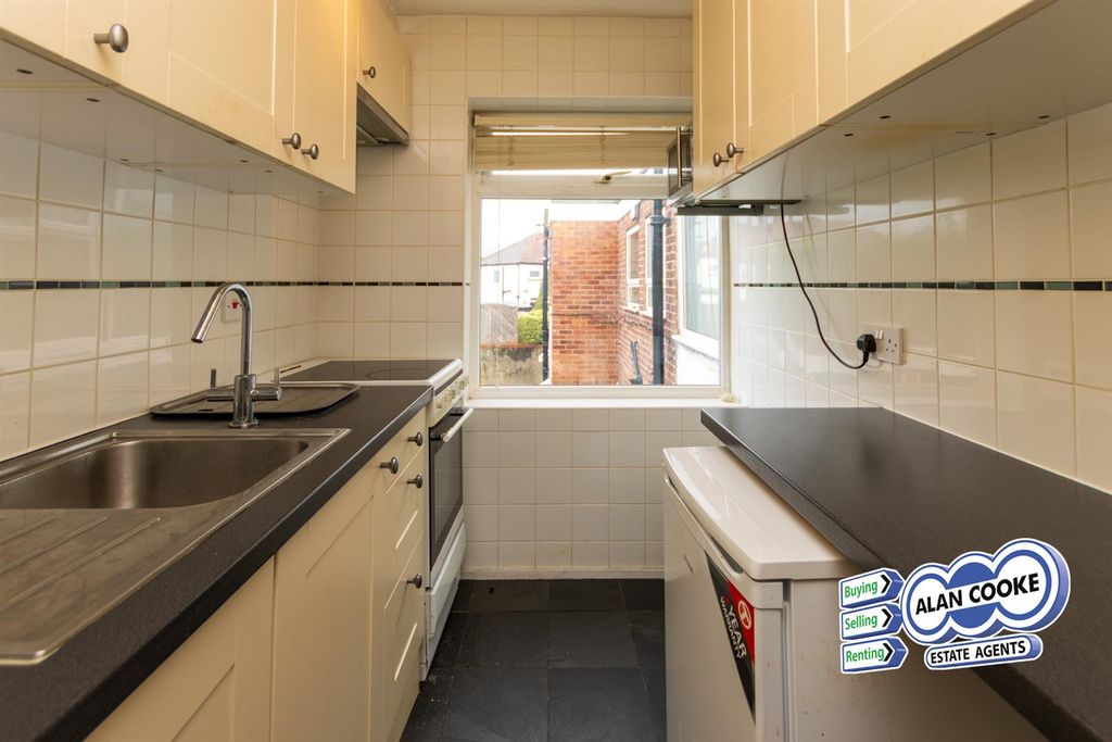 Property photo 3 of 8 Kitchen