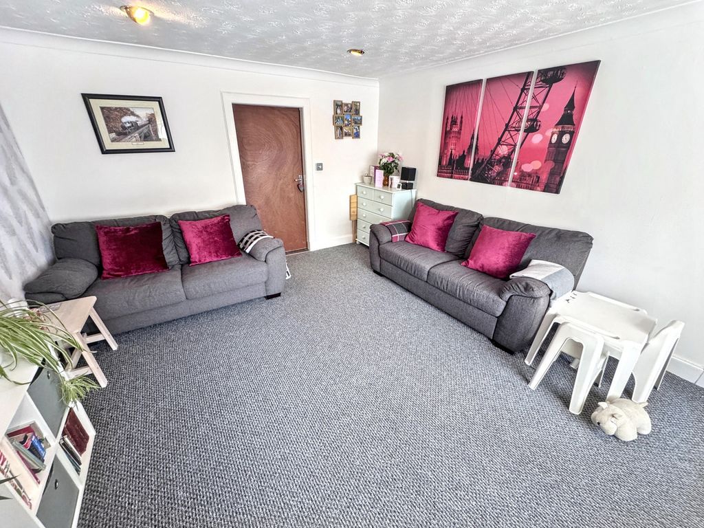 Property photo 2 of 25