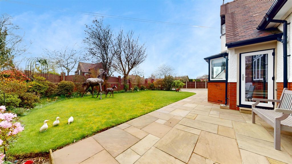 Property photo 3 of 36 Rosebery Road Front Garden