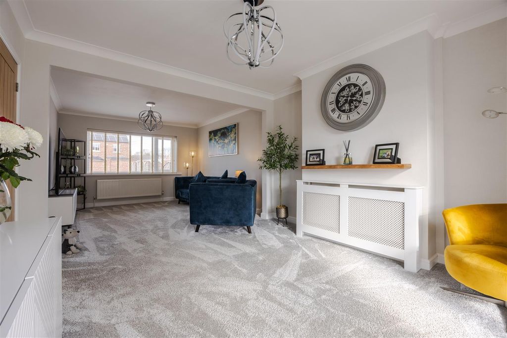 Property photo 3 of 27 Lounge