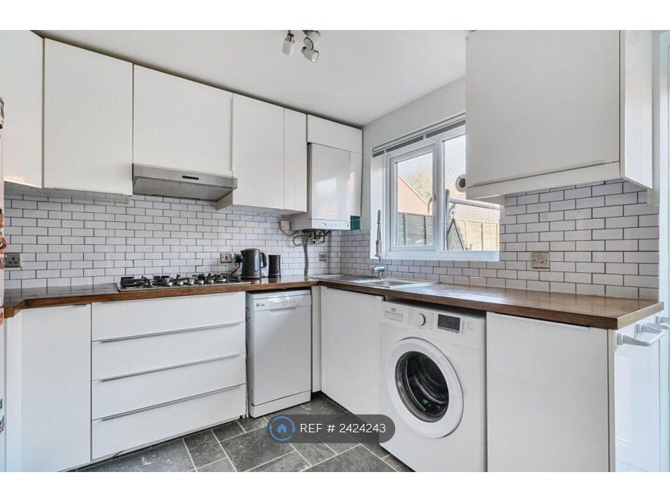 Property photo 3 of 17 Kitchen