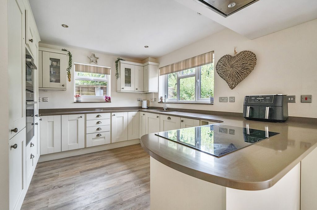 Property photo 3 of 12 1332221-25-6895Ea...