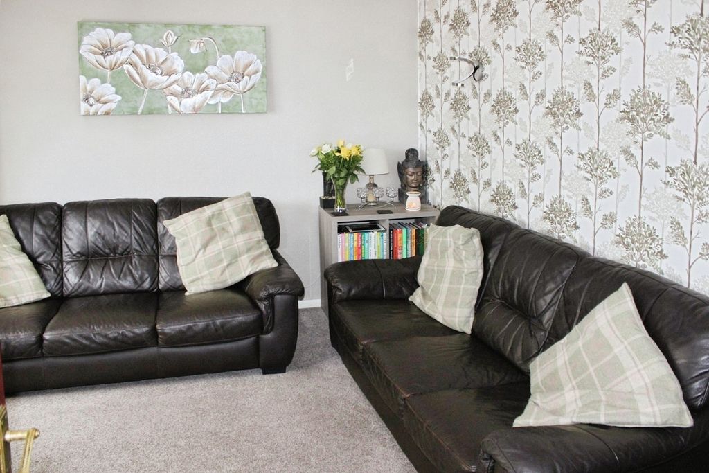 Property photo 3 of 17 Lounge
