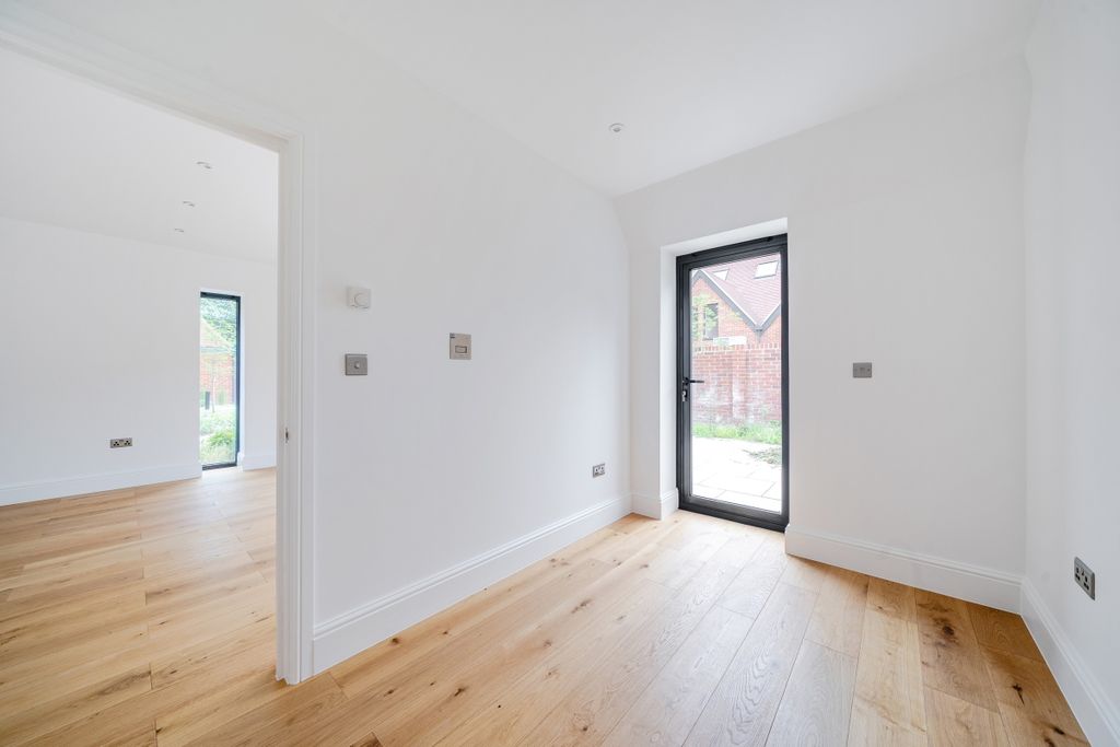 Property photo 2 of 16 1294958-1-6826169...