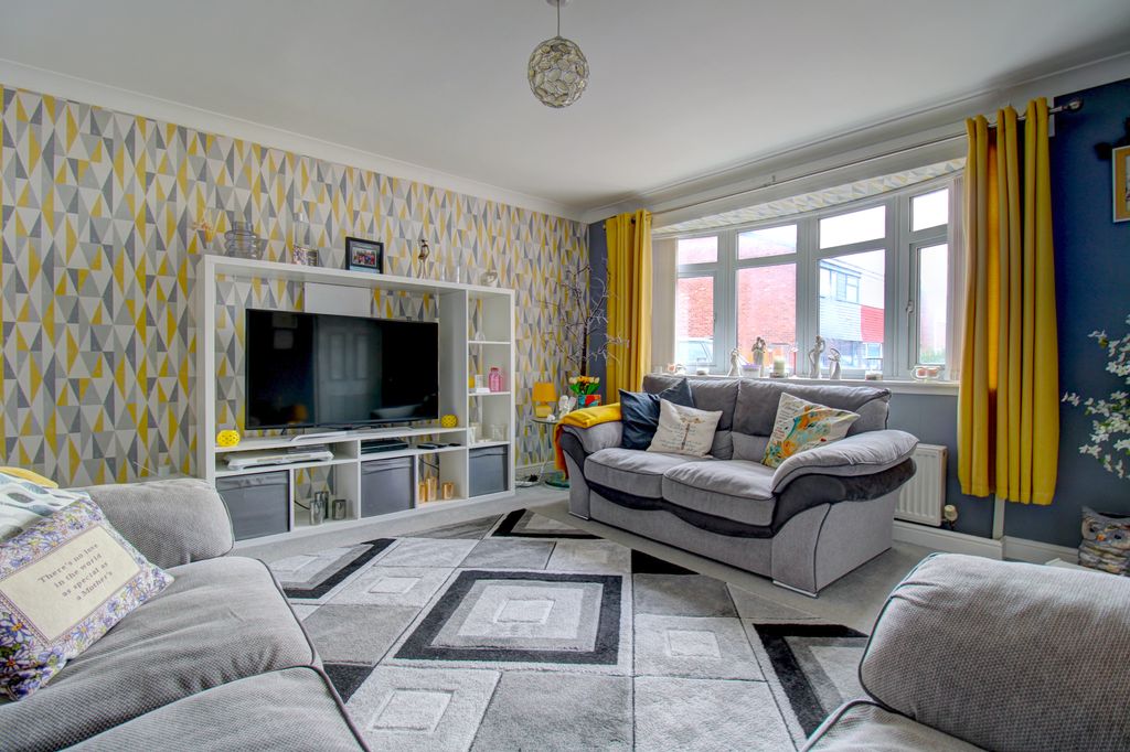 Property photo 3 of 14 Lounge